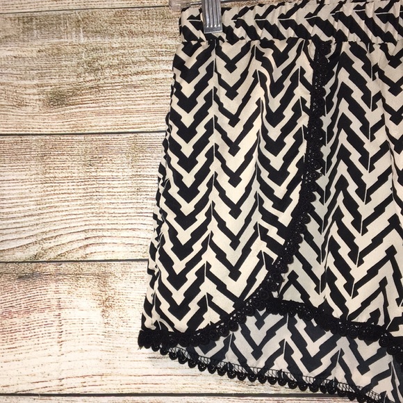 Love Culture Black Chevron Shorts - Picture 8 of 11